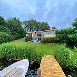 Дом отдыха View And Private Pier At Lakes